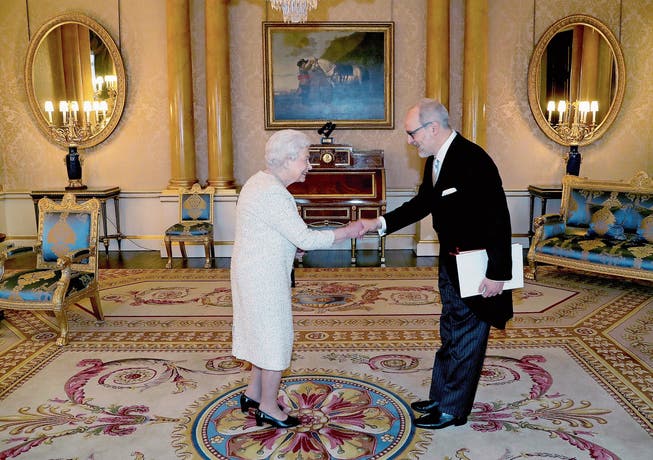 «Jedes Mal fühlt man sich dabei wie ein Schulbub» Botschafter Alexandre Fasel wird von Queen Elizabeth II empfangen.