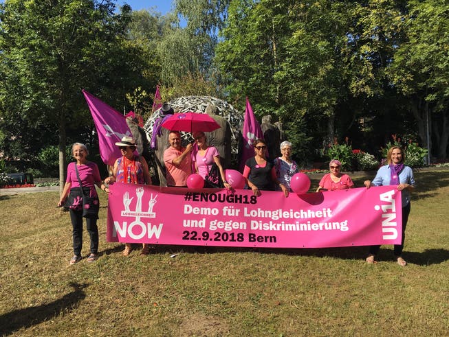 Unia-Aktivistinnen vor dem Grenchner Stadthaus.