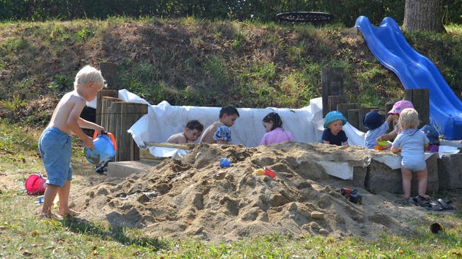 Elf Kinder haben in Livios grossem Sandkasten Platz.