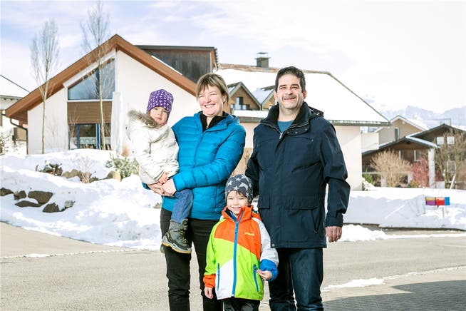 Patrick Bernegger, Kathrin Birrer mit Diego (6) und Johanna (4) vor ihrem Haus in Appenzell. Sie haben fest vor, dereinst wieder nach St. Gallen zu ziehen.