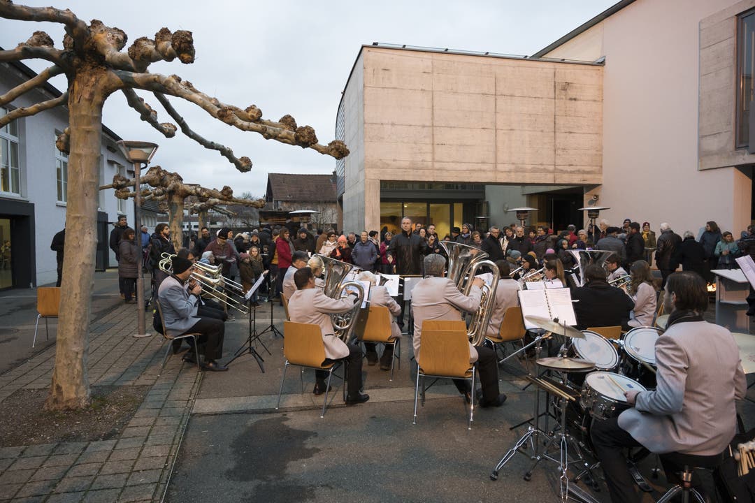  Die Brass Band Musikverein Birmenstorf spielt am Neujahrsapéro Birmenstorf auf dem Schulhausplatz.