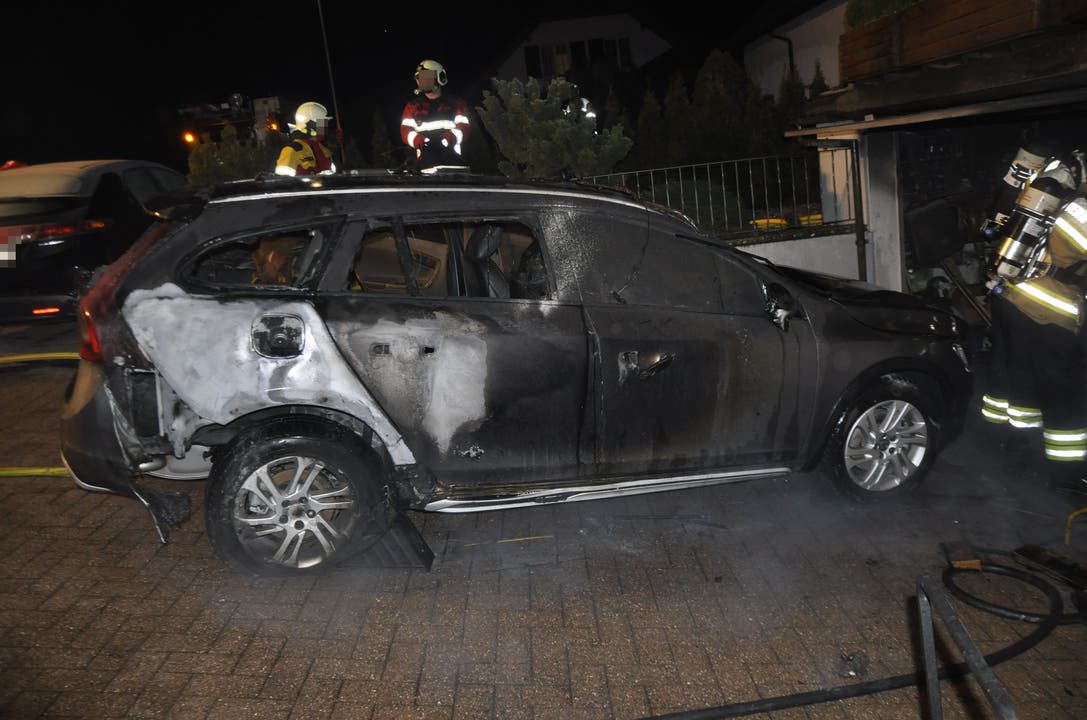 Niederbuchsiten SO, 13.Februar: Bei einem Brand in einer Garage wurde ein Auto stark beschädigt