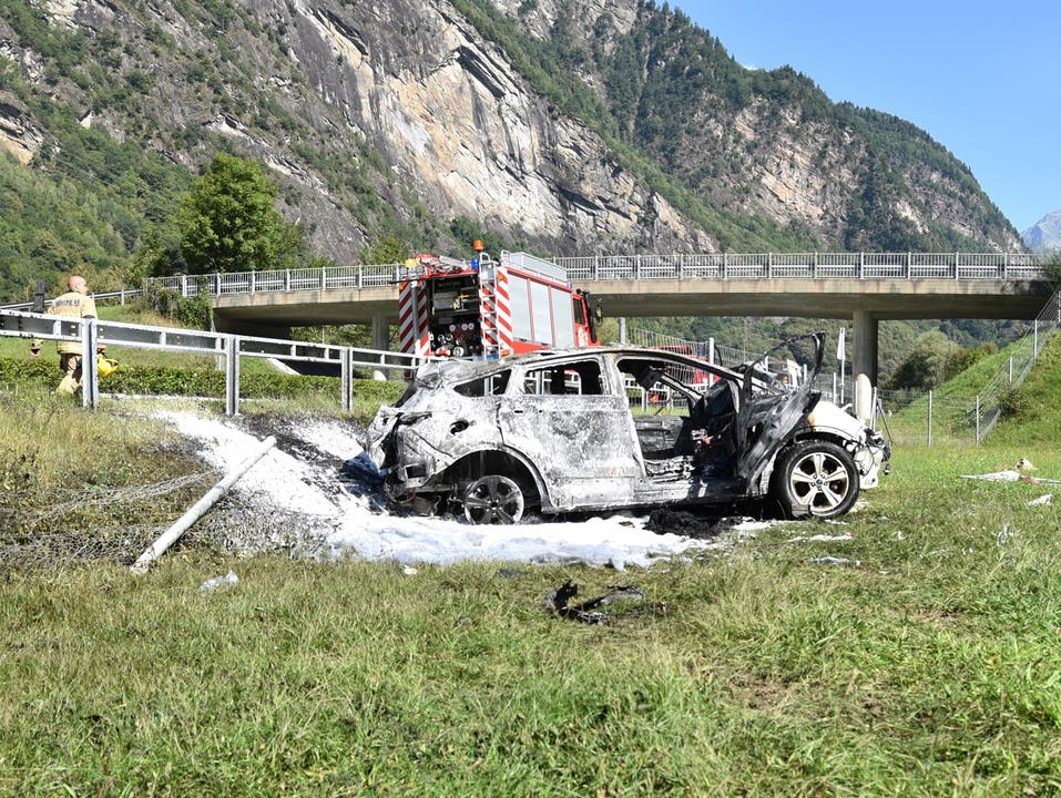 Lostallo GR, 29. August Auf der Nordspur der Autobahn A13 ist ein Auto von der Fahrbahn abgekommen. Es überschlug sich auf das Dach und begann zu brennen. Ein Kind wurde im total beschädigten Auto eingeklemmt und konnte nicht mehr rechtzeitig befreit werden. Es verstarb noch vor Ort.