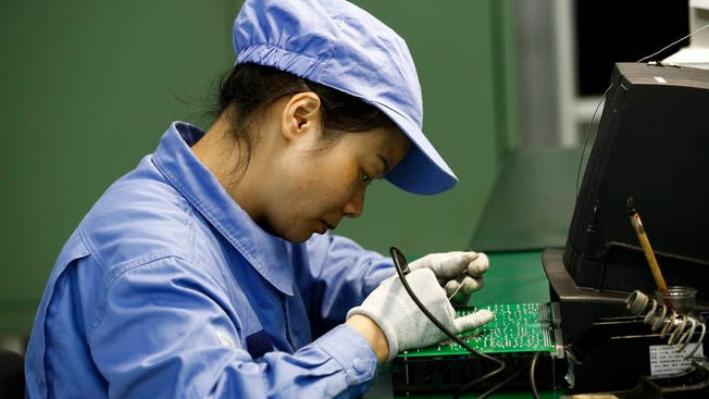 Eine Angestellte in einer chinesischen Fabrik.