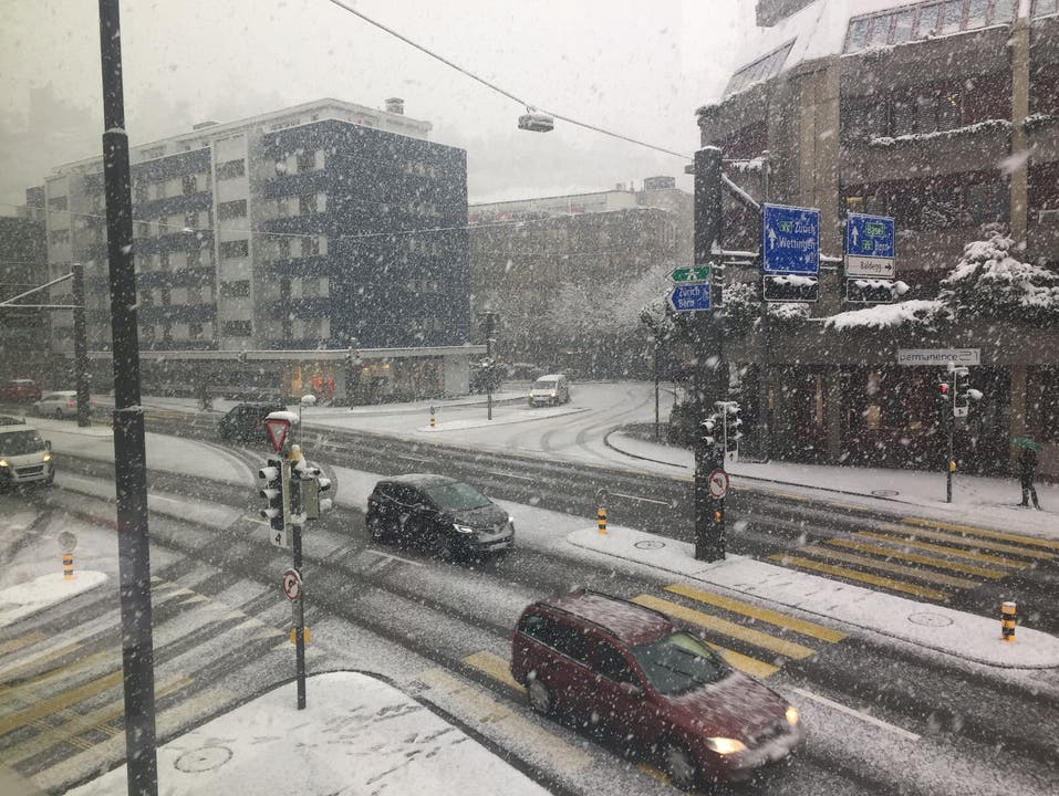 Heftiges Schneetreiben auf der Gstühl-Kreuzung am Donnerstagnachmittag.