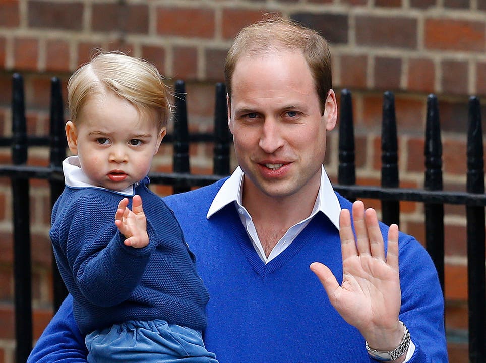 Prinz William mit Sohn Prinz George kurz nach der Geburt von Prinzessin Charlotte, 2. Mai 2015.