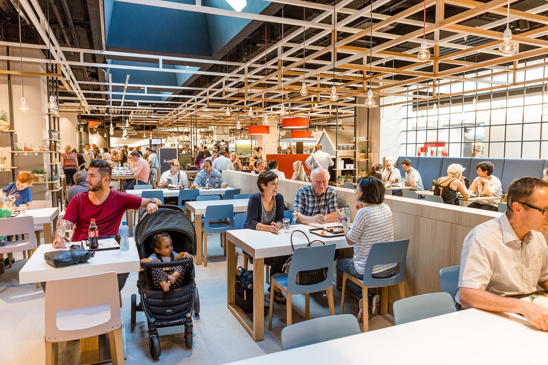 Ein von der SV-Group betriebener Food Court wurde 2016 eröffnet und bietet internationale Menüauswahl.