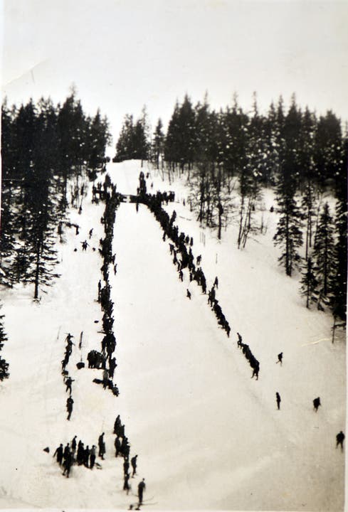 1926 wurde auf dem Grenchenberg eine Skisprungschanze gebaut – eine Attraktion für die ganze Region. Das Bild stammt vermutlich aus den 1930er Jahren.