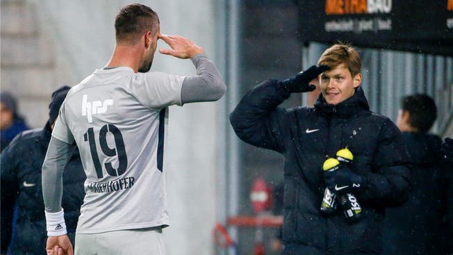 Im Dienste des FC Aarau: Doppeltorschütze Stefan Maierhofer salutiert vor Marco Thaler, der in Schaffhausen sein Comeback nach langer Verletzungspause gab. freshfocus