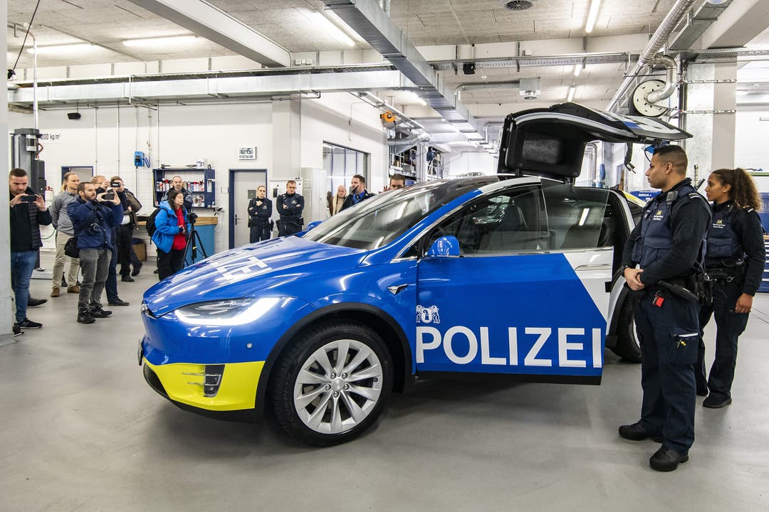 Die Präsentation des ersten Teslas der Kantonspolizei Basel-Stadt.