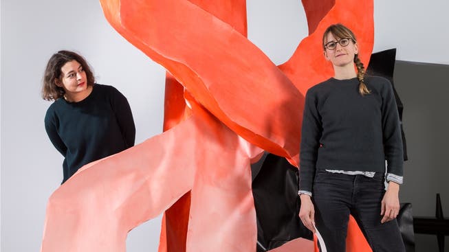 Simone Holliger (rechts) baut riesige Skulpturen aus Papier, Kuratorin Simona Ciuccio kuratiert ihre erste Ausstellung im Aargauer Kunsthaus.