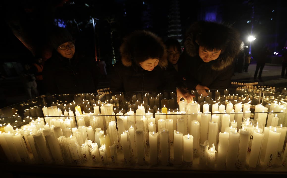 Kerzen in einem buddhistischen Tempel in Seoul, Südkorea