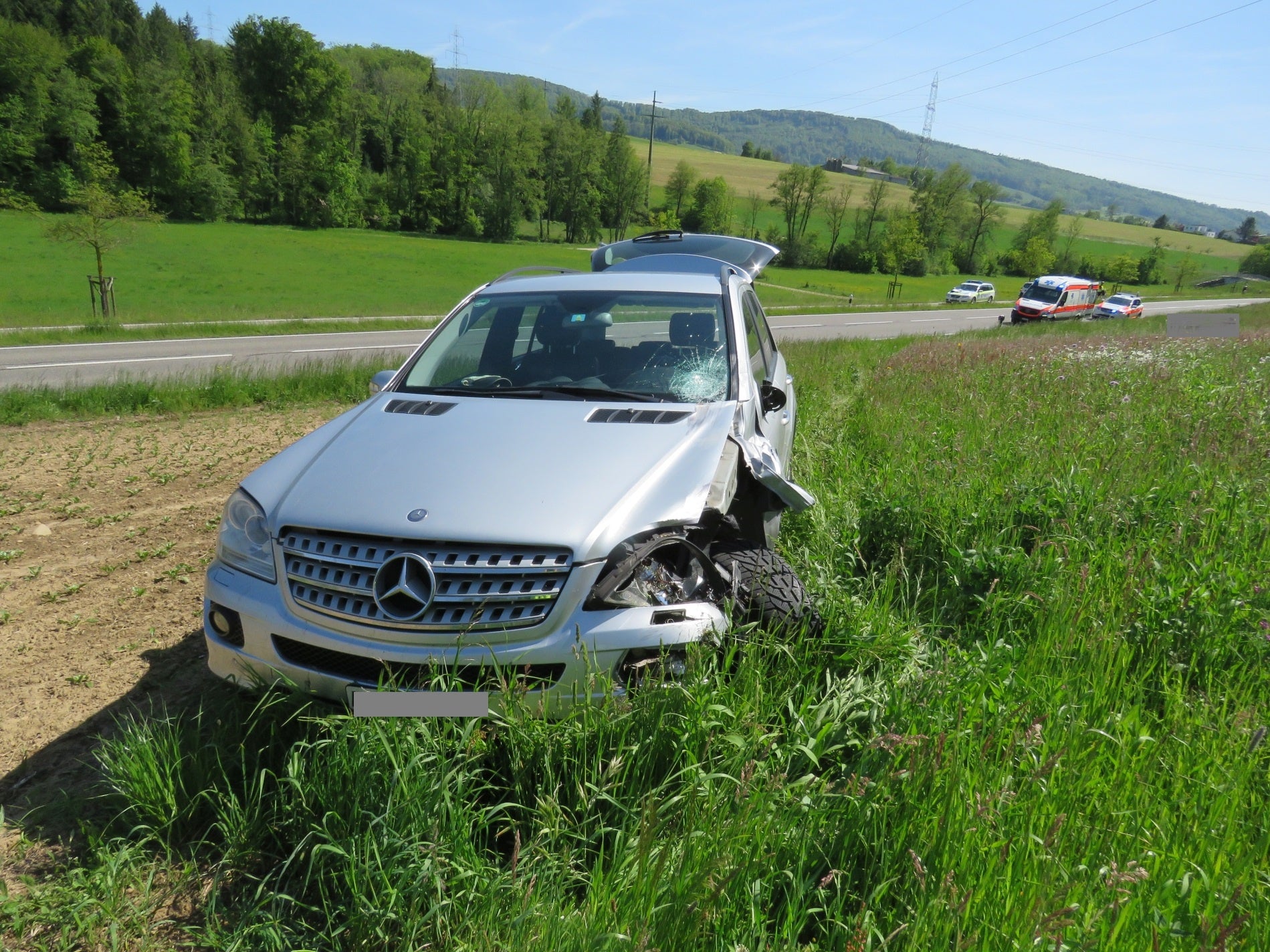 Bildstrecke - Ehrendingen: Auto Und Motorrad Prallen Frontal Ineinander