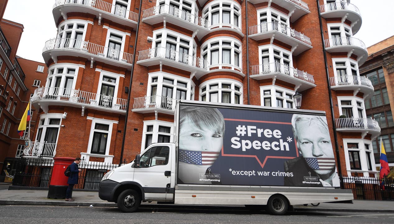 Ein Kampagnenfahrzeug für Wikileaks vor der ecuadorianischen Botschaft in London.