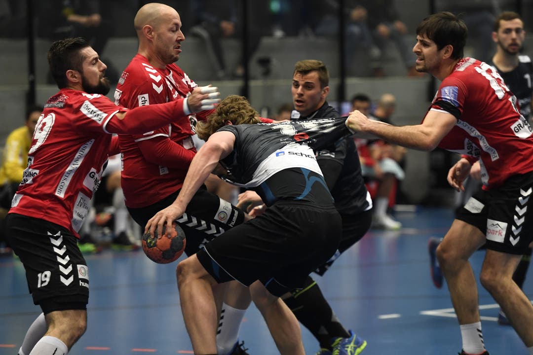 Handball, NLB: TV Endingen - STV Baden Remo Hochstrasser (Mitte, Baden) wird gleich von drei Endingern attackiert. v.l.: Leonard Pejkovic, Simon Wittlin und Chrtistian Riechsteiner.