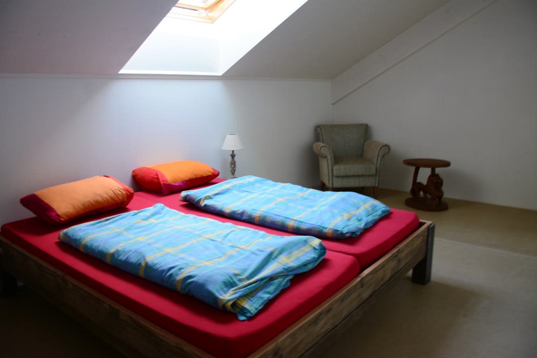  Zwei kleinere Zimmer mit je zwei Betten befinden sich im oberen Stockwerk.
