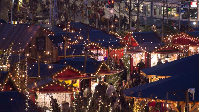 Blick auf den Weihnachtsmarkt auf dem Zürcher Sechseläutenplatz – bis Ende November kann man sein Projekt für den Weihnachtsmarkt einreichen. (Archiv)