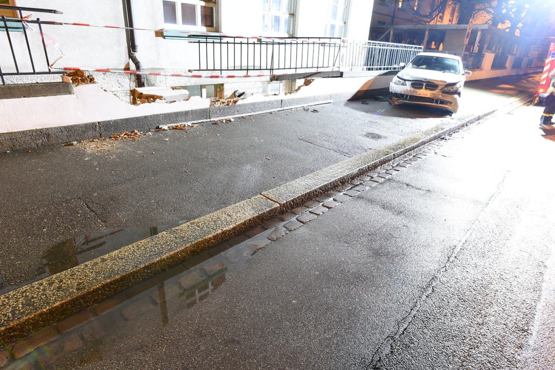 Basel BS, 17. Januar: Mit seinem grauen BMW durchbohrte der Autofahrer die Mauer an der Pestalozzistrasse 22 und verursachte erheblichen Sachschaden.
