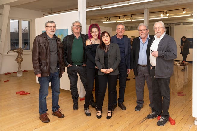 Bei der Vernissage der «Lenz Friends» mit den Kunstschaffenden Martin Heim, Edy A. Wyss, Sofie Schenker, Rebecca Aerni, Bruno Leuenberger, Fritz Brack und Christoph R. Aerni.