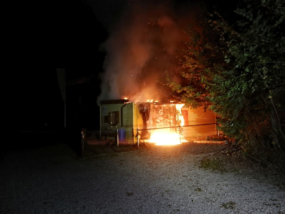 Neuenhof AG, 3. Oktober In Neuenhof brannte eine Baracke, in der eine Hundeschule untergebracht ist, weitgehend nieder. Menschen oder Tiere kamen allerdings nicht zu Schaden.