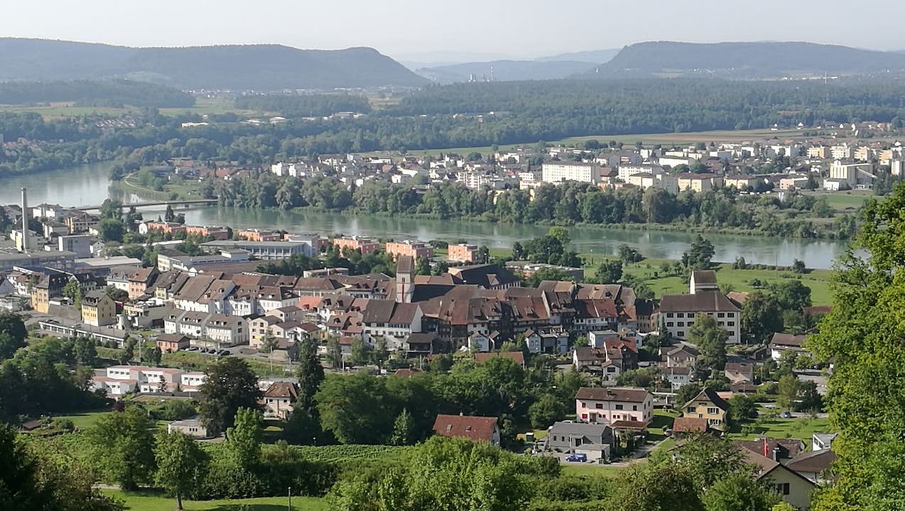 Klingnau ist die unterste Stadt an der Aare, wenige Kilometer weiter flussabwärts, in der Nachbargemeinde Koblenz, fliesst die Aare in den Rhein.