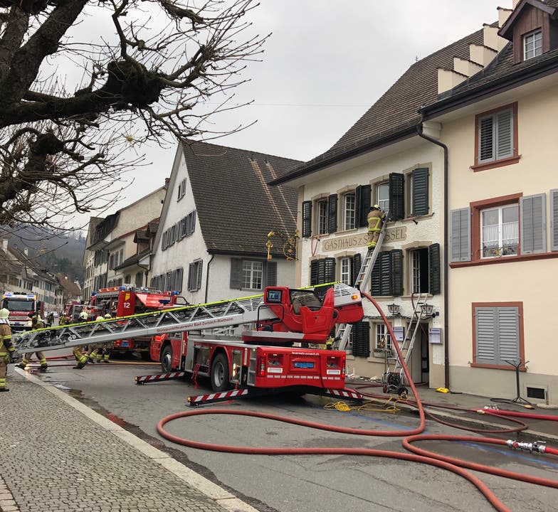 Die Feuerwehr im Einsatz beim Brand im Gasthaus «zum Schlüssel» in Bad Zurzach.