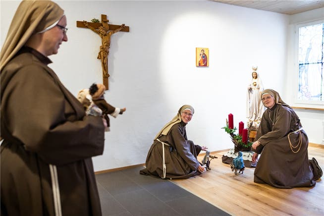 Schwester Johanna, Schwester Margareta und Frau Mutter Mirjam (v.l.) richten die Krippe in der Hauskapelle ein.