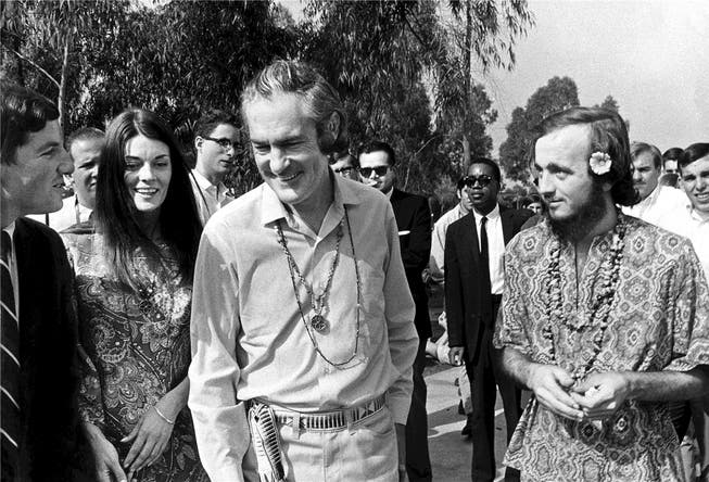 Timothy Leary propagierte den freien Zugang zu «psychedelischen» Drogen wie LSD – hier mit seiner Frau Rosemary an einem Hippie-Treffen im kalifornischen Long Beach.