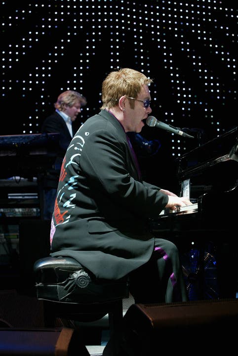 So kennt man den Superstar: Elton John am Klavier.