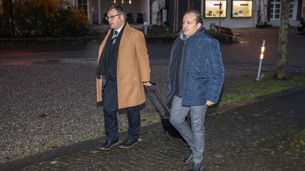 Riccardo Santoro (rechts) trifft mit seinem Anwalt 2019 vor dem Bezirksgericht ein.