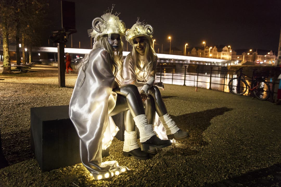 Fasnacht 2019: Zu Besuch am Blosoball, Neonowumm-Ball und an der Höllefuer der Krachwanzen Zwei kostümierte Damen vor dem Solheure
