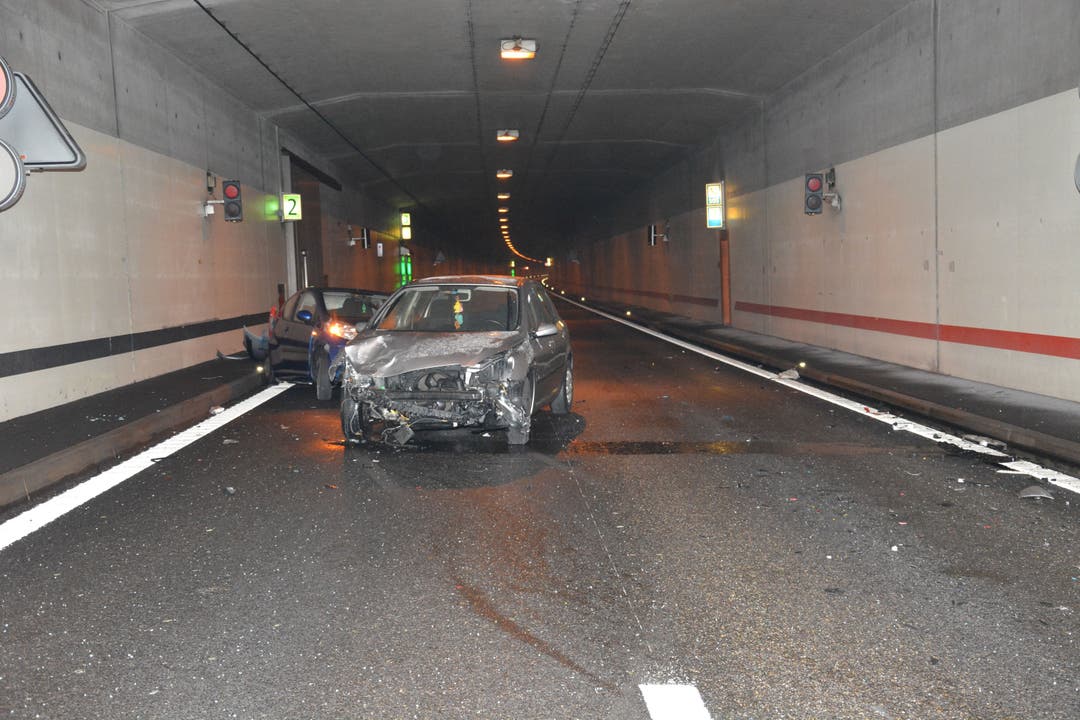 Nennigkofen SO, 30. Januar: Im Lüsslingen-Tunnel hatte am frühen Mittwochmorgen ein Automobilist eine Fahrzeugpanne und stoppte sein Fahrzeug.