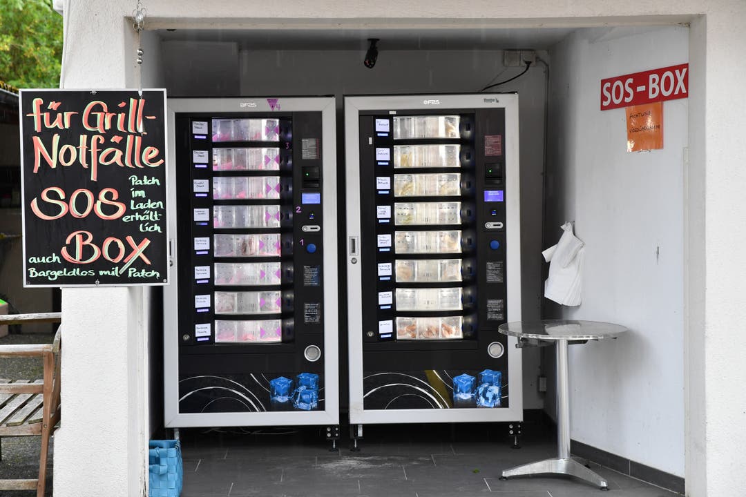 Der Fleisch-Automat via-à-vis der Metzgerei.