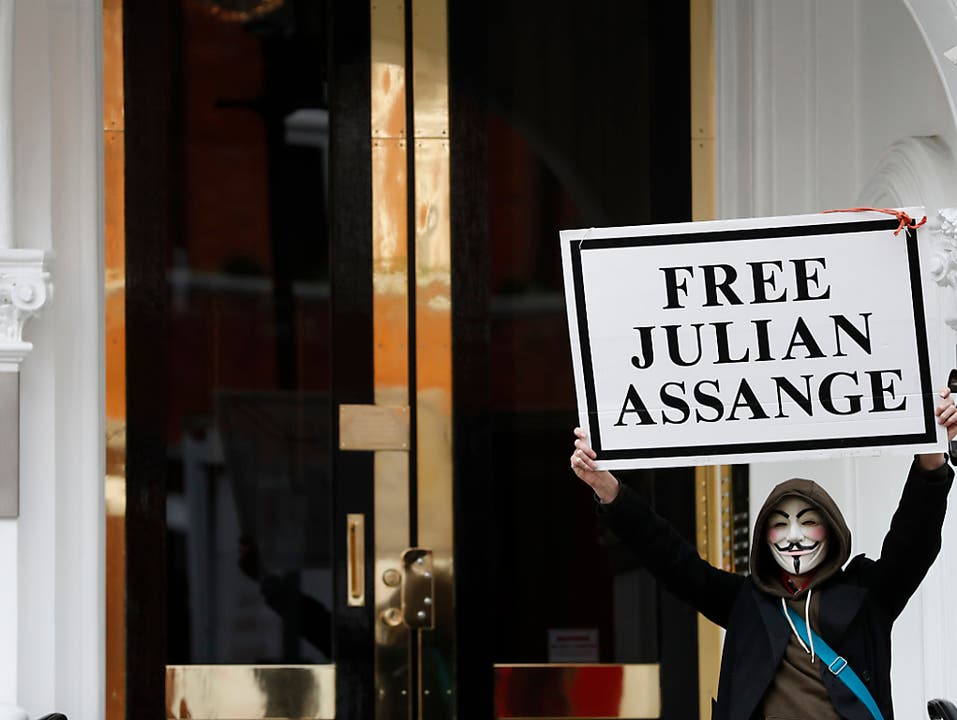 Alle Proteste nützten nichts gegen die Festnahme von Julian Assange: Im Bild ein Demonstrant vor der ecuadorianischen Botschaft in London. (Archiv)