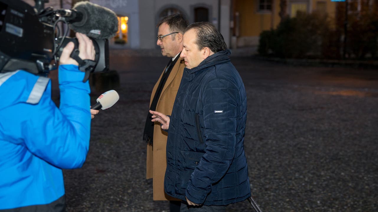 Riccardo Santoro (rechts) trifft am ersten Prozesstag am 7. Januar am Bezirksgericht Lenzburg ein.