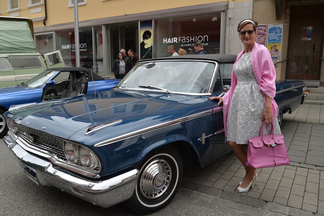  Ein edles 50er-Jahre Kleid und das passende Fahrzeug dazu.