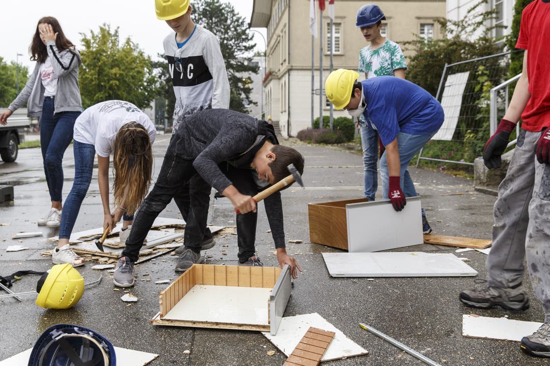 Umbau in Biberist: Die Schüler räumen das Bezirksschulhaus aus.