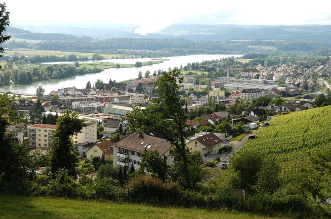Blick vom Rebberg auf Döttingen, die mit dem Winzerdorf zusammengewachsene Nachbargemeinde Klingnau und den Klingnauer Stausee.