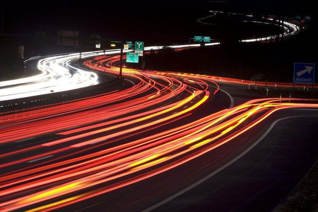 Tolles Bild eines AZ-Fotografen: Der Abendverkehr rollt über die Autobahn A1 vor dem Bareggtunnel bei Baden-Dättwil. (2008)