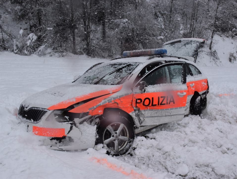 Strada GR, 15. März: Im Unterengadin ist ein Patrouillenfahrzeug der Kantonspolizei Graubünden bei einem Zusammenstoss total beschädigt worden. Die 26-jährige Polizistin am Steuer und ihr Kollege kamen mit dem Schrecken davon.