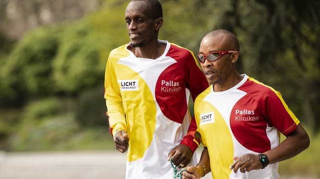 Henry Wanyoike (rechts) an der Seite seines Guides Paul Kihumba.