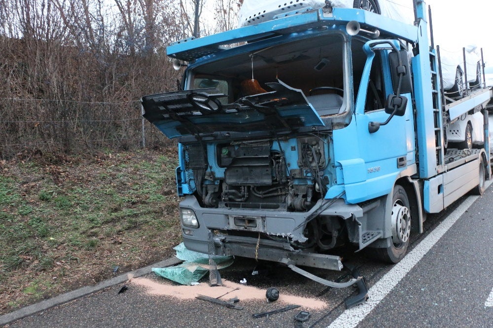 Verkehrsunfall - Zusammenprall Zweier Autotransporter Verursacht Hohen ...