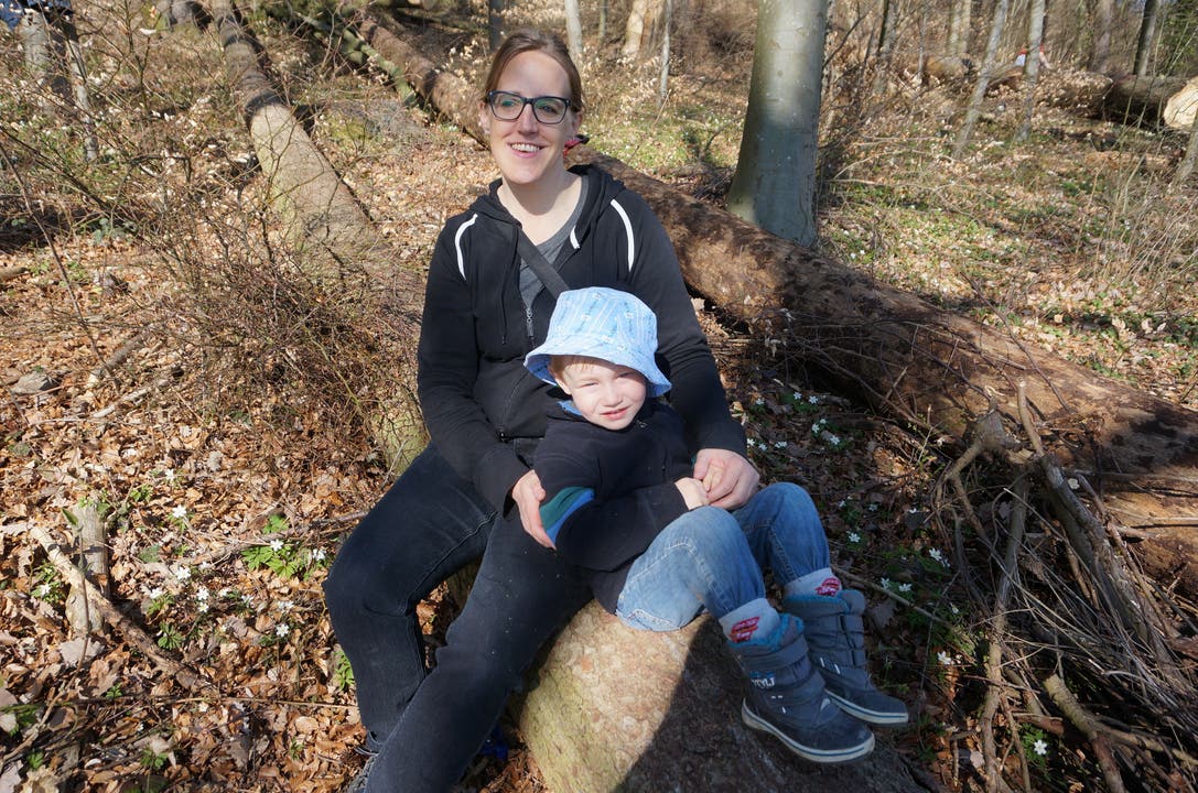  Nicole Holenstein mit Sohn Nick (3). Schon letztes Jahr habe es Sohn Nick viel Spass gemacht, beim Holzsammeln dabei zu sein.