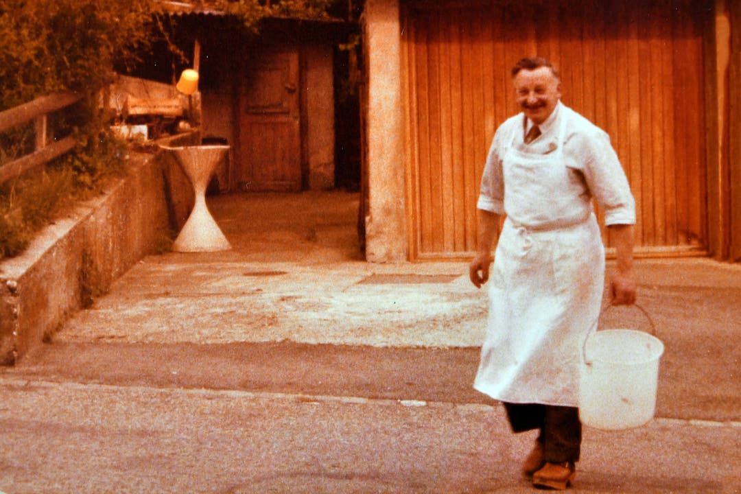 Alfred der Zweite vor der Garage 1979. Dort steht heute der Wurstautomat.