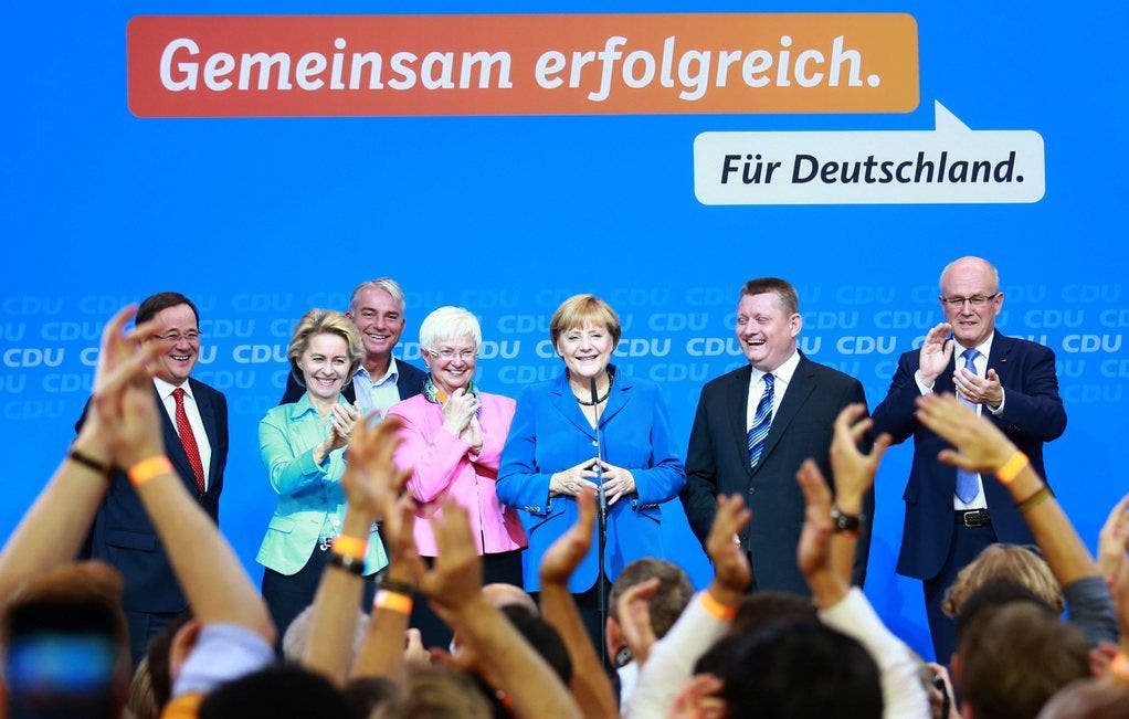 Eine Frau lässt sich und die Union feiern: Angela Merkel am Wahlabend Merkel wurde am 17. Dezember 2014 mit 462 von 621 Stimmen zum dritten Mal zur deutschen Bundeskanzlerin gewählt. Seit der estnische Premierminister Andrus Ansip am 26. März 2014 zurücktrat, ist sie die am längsten amtierende Regierungschefin der Europäischen Union.
