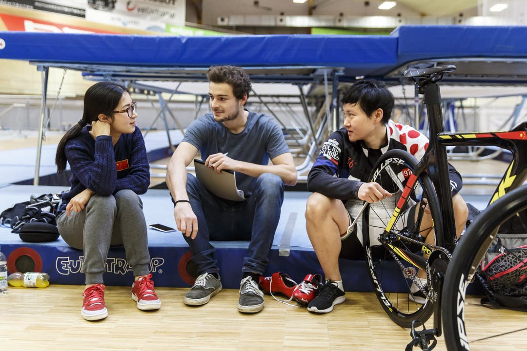 Praktikant Simon Berger im Gespräch mit der Olympiasiegerin Zhong Tianshi (re) und der Dolmetscherin