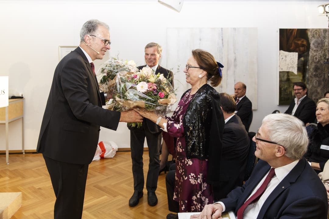 Präsident Dr. Raoul Stampfli überreicht Norah de Vigier einen Blumenstrauss