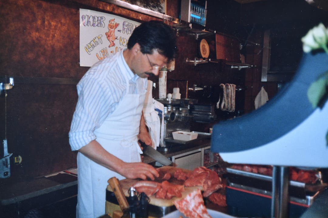 Fredy Schneider im Laden. Das Bild entstand um 1990.