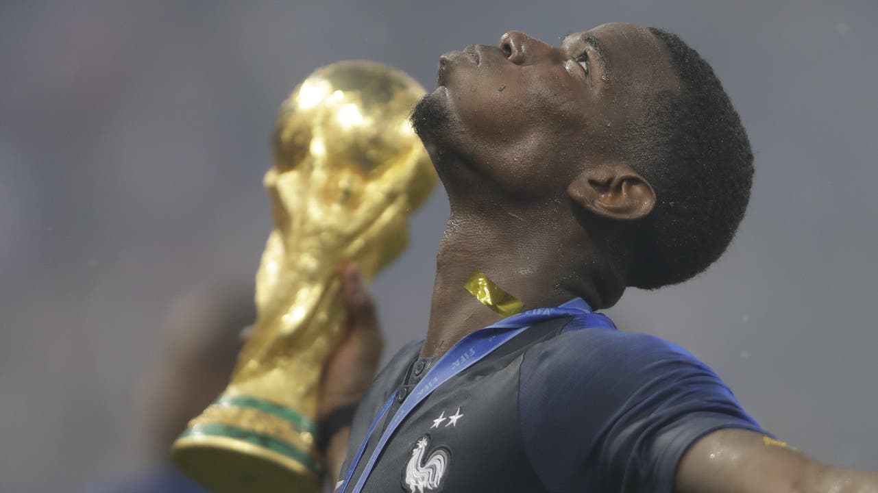 Paul Pogba mit dem WM-Pokal.