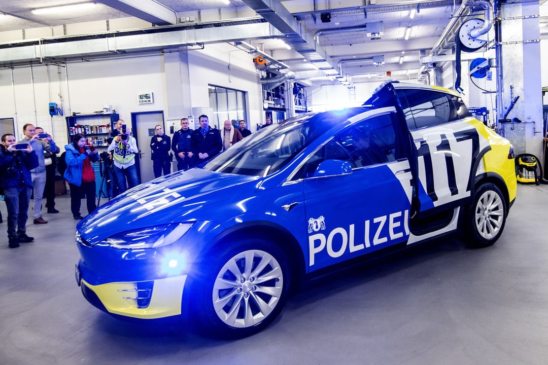 Die Präsentation des ersten Teslas der Kantonspolizei Basel-Stadt. Nach all den Negativschlagzeilen: Der neue Tesla der Basler Polizei wird vorgestellt